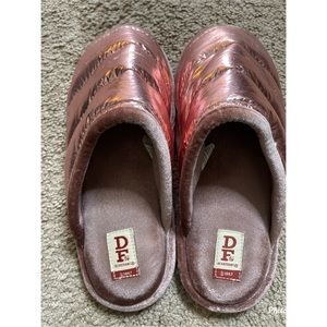 Dearfoams Women's Sandals in Metallic Pink